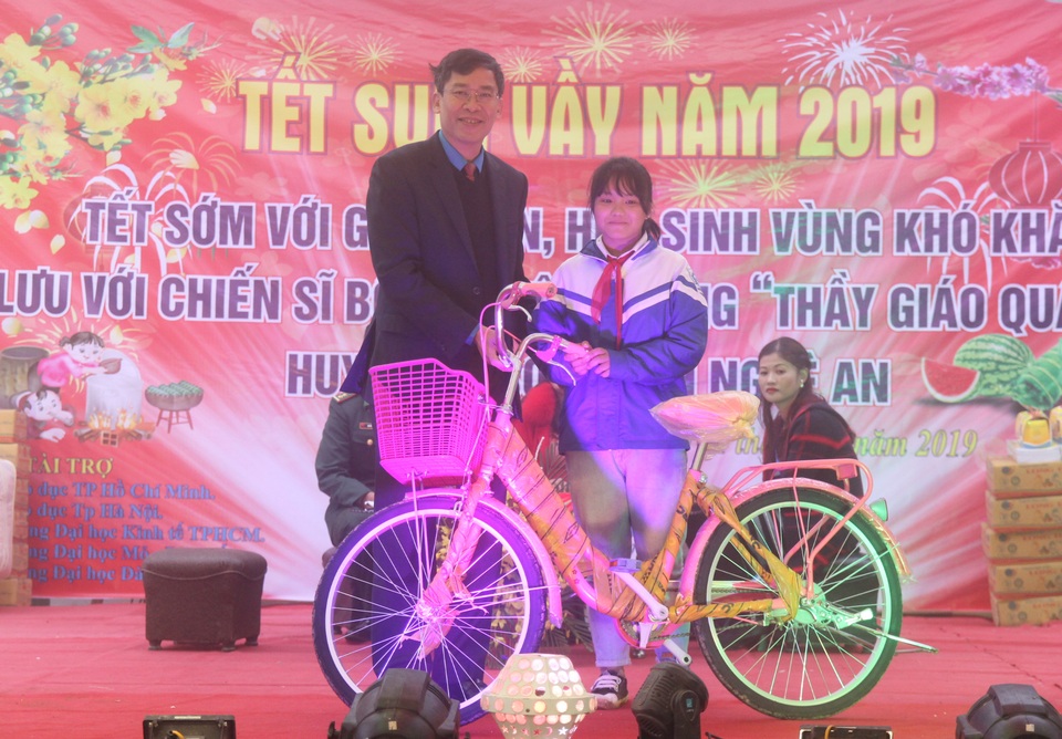 Đem Tết sum vầy đến học sinh thầy cô giáo và chiến sĩ vùng cao biên giới 3.JPG Đem Tết sum vầy đến học sinh thầy cô giáo và chiến sĩ vùng cao biên giới 3.JPG