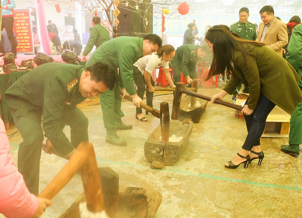 Đem Tết sum vầy đến học sinh thầy cô giáo và chiến sĩ vùng cao biên giới 6.jpg Đem Tết sum vầy đến học sinh thầy cô giáo và chiến sĩ vùng cao biên giới 6.jpg