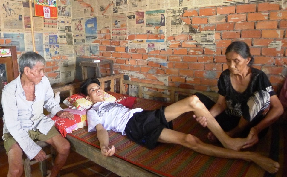 Mẹ bỏ đi, cha gặp tai nạn nằm liệt giường, bé 9 tuổi mịt mờ tương lai - 2 Mẹ bỏ đi, cha gặp tai nạn nằm liệt giường, bé 9 tuổi mịt mờ tương lai - 2