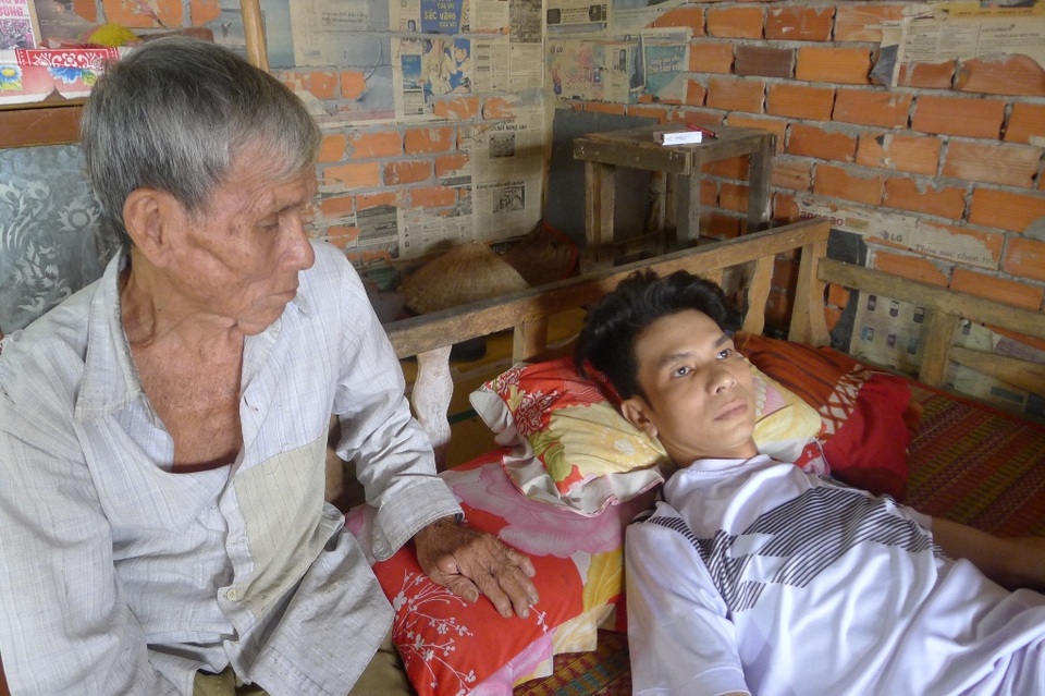 Mẹ bỏ đi, cha gặp tai nạn nằm liệt giường, bé 9 tuổi mịt mờ tương lai - 3 Mẹ bỏ đi, cha gặp tai nạn nằm liệt giường, bé 9 tuổi mịt mờ tương lai - 3