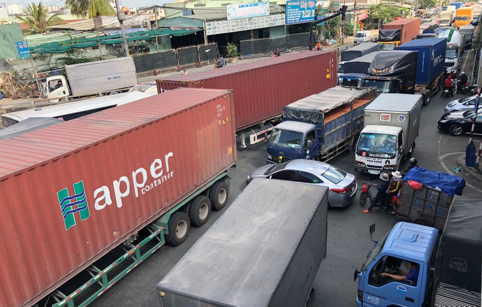 Chưa cao điểm Tết, giao thông cửa ngõ Sài Gòn đã hỗn loạn - 2 Chưa cao điểm Tết, giao thông cửa ngõ Sài Gòn đã hỗn loạn - 2