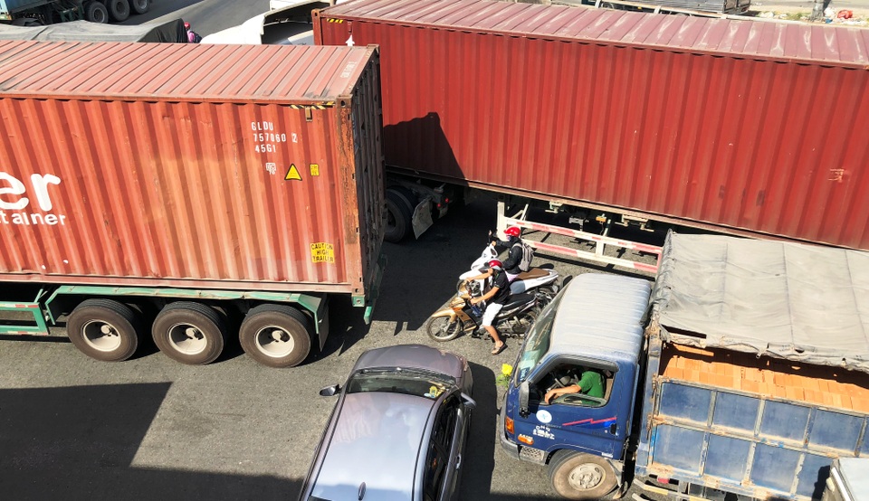 Chưa cao điểm Tết, giao thông cửa ngõ Sài Gòn đã hỗn loạn - 8 Chưa cao điểm Tết, giao thông cửa ngõ Sài Gòn đã hỗn loạn - 8