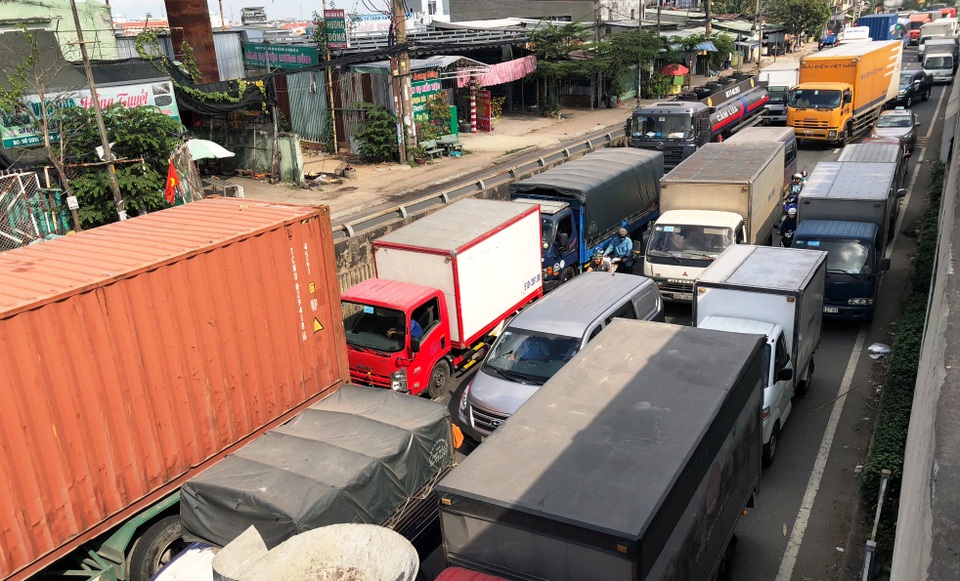 Chưa cao điểm Tết, giao thông cửa ngõ Sài Gòn đã hỗn loạn - 1 Chưa cao điểm Tết, giao thông cửa ngõ Sài Gòn đã hỗn loạn - 1