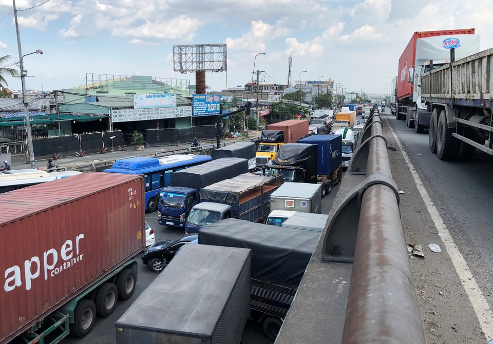 Chưa cao điểm Tết, giao thông cửa ngõ Sài Gòn đã hỗn loạn - 4 Chưa cao điểm Tết, giao thông cửa ngõ Sài Gòn đã hỗn loạn - 4