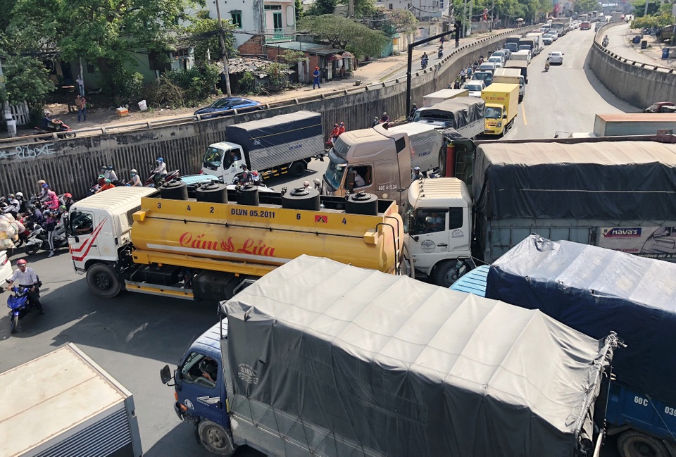 Chưa cao điểm Tết, giao thông cửa ngõ Sài Gòn đã hỗn loạn - 5 Chưa cao điểm Tết, giao thông cửa ngõ Sài Gòn đã hỗn loạn - 5