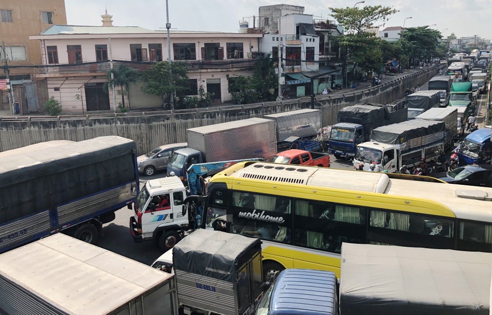 Chưa cao điểm Tết, giao thông cửa ngõ Sài Gòn đã hỗn loạn - 6 Chưa cao điểm Tết, giao thông cửa ngõ Sài Gòn đã hỗn loạn - 6