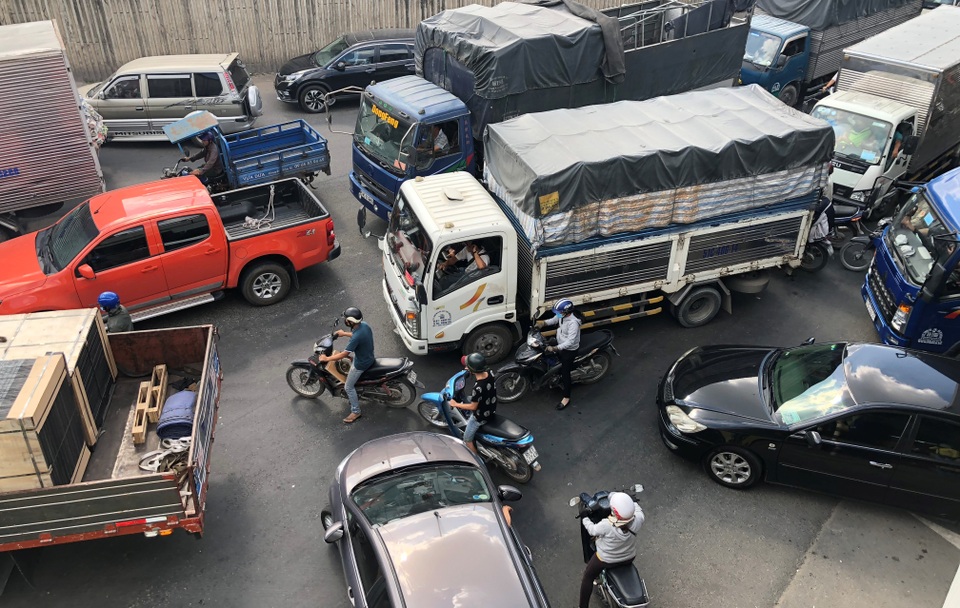 Chưa cao điểm Tết, giao thông cửa ngõ Sài Gòn đã hỗn loạn - 9 Chưa cao điểm Tết, giao thông cửa ngõ Sài Gòn đã hỗn loạn - 9