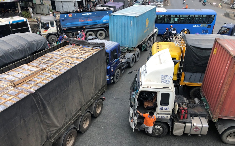 Chưa cao điểm Tết, giao thông cửa ngõ Sài Gòn đã hỗn loạn - 10 Chưa cao điểm Tết, giao thông cửa ngõ Sài Gòn đã hỗn loạn - 10