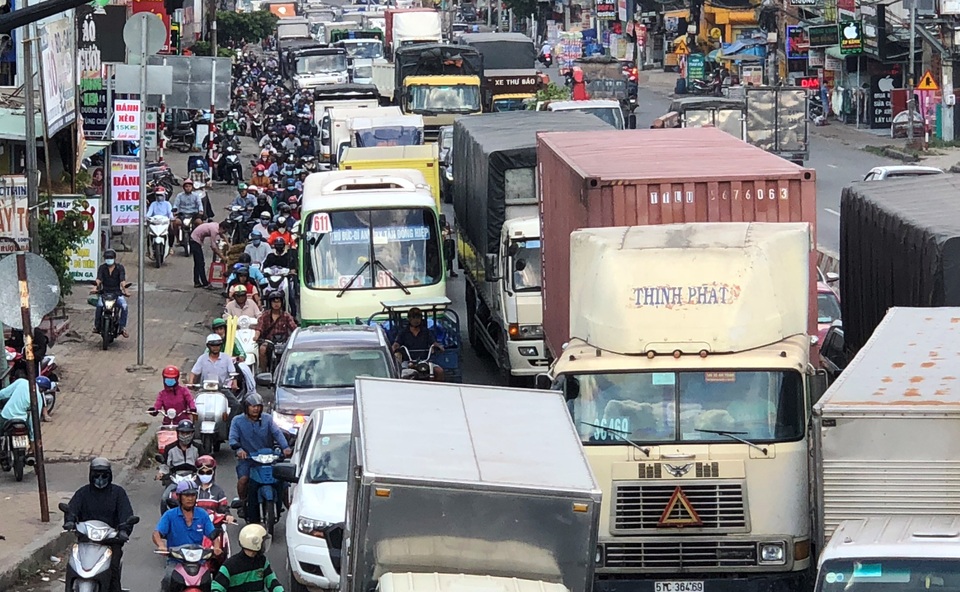 Chưa cao điểm Tết, giao thông cửa ngõ Sài Gòn đã hỗn loạn - 7 Chưa cao điểm Tết, giao thông cửa ngõ Sài Gòn đã hỗn loạn - 7