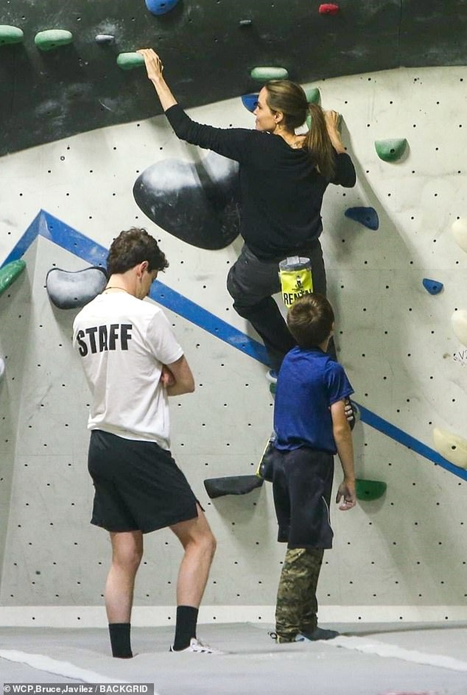 Angelina Jolie đưa hai con sinh đôi đi chơi - 3