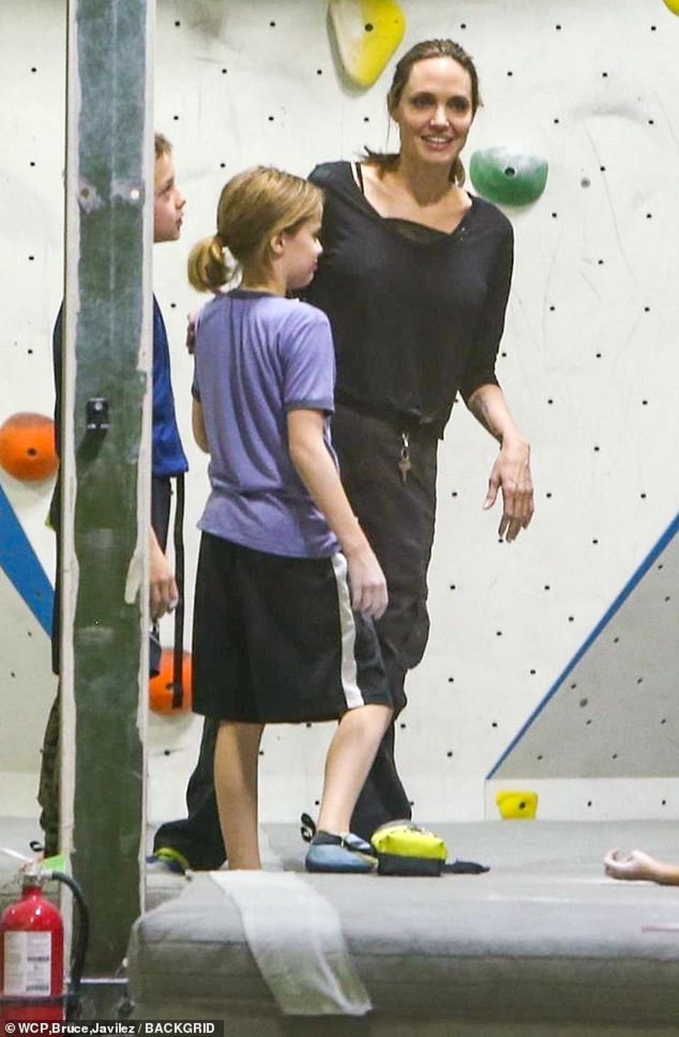 Angelina Jolie đưa hai con sinh đôi đi chơi - 5