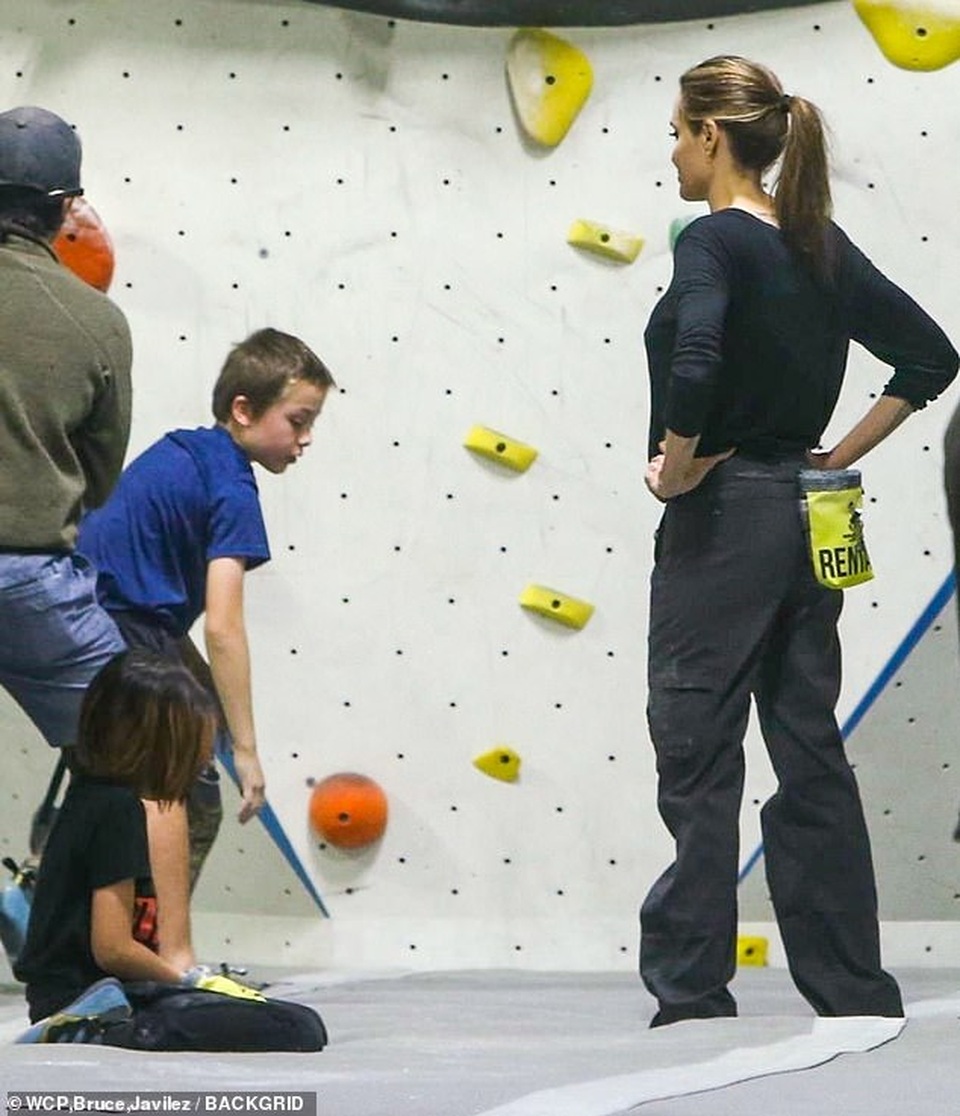 Angelina Jolie đưa hai con sinh đôi đi chơi - 6