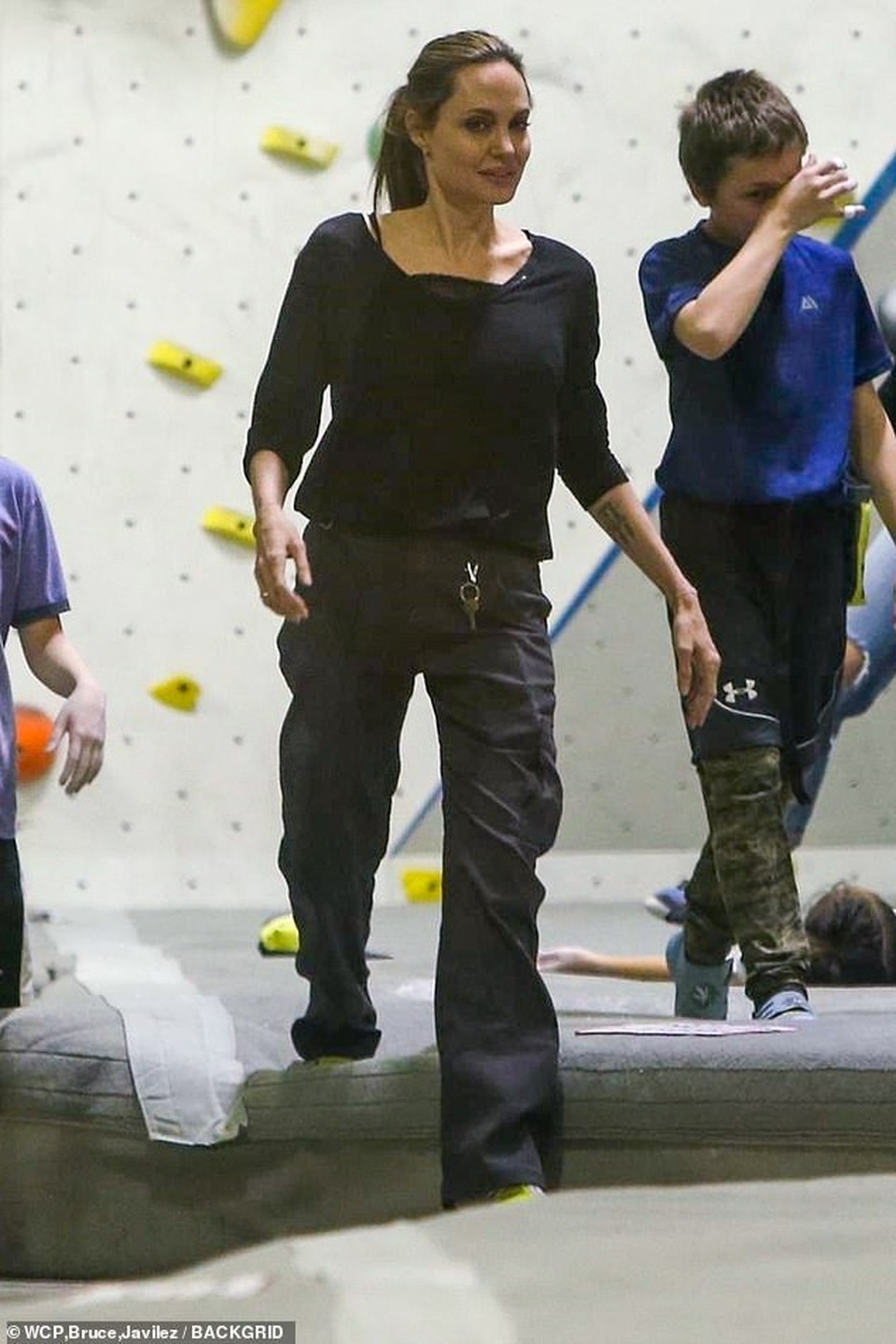 Angelina Jolie đưa hai con sinh đôi đi chơi - 7