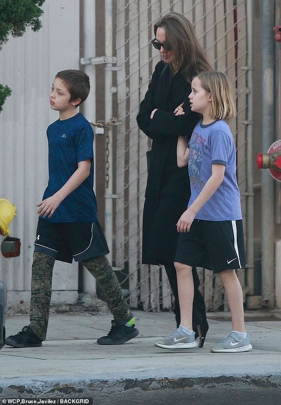 Angelina Jolie đưa hai con sinh đôi đi chơi - 10