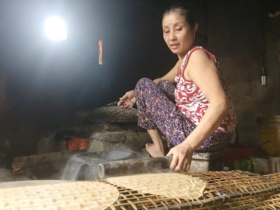 Làng bánh tráng bên sông Gianh hối hả vào vụ Tết - 1 Làng bánh tráng bên sông Gianh hối hả vào vụ Tết - 1