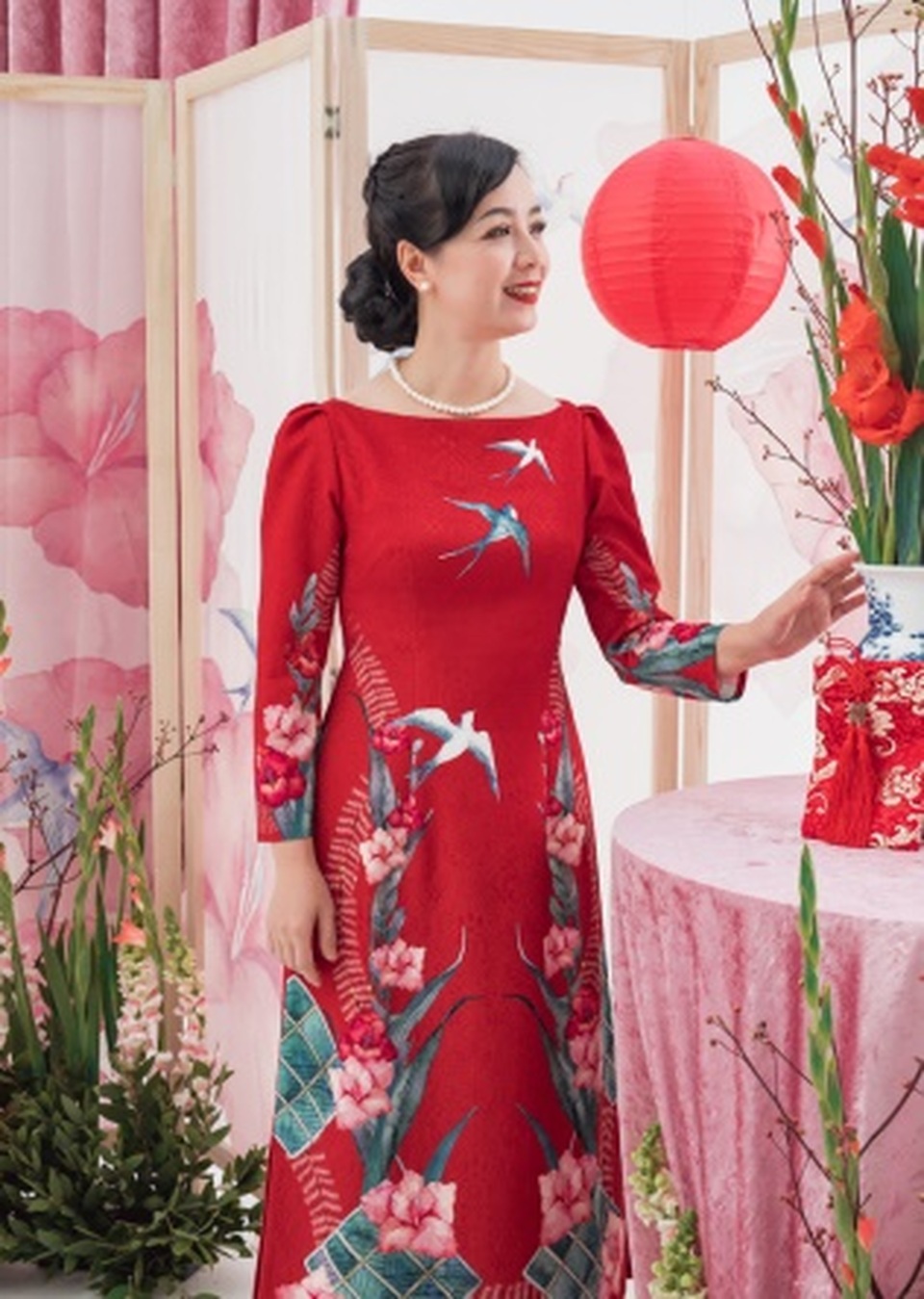 NSƯT Chiều Xuân diện áo dài Tết, khoe vẻ sang trọng ở tuổi 52 - 1 NSƯT Chiều Xuân diện áo dài Tết, khoe vẻ sang trọng ở tuổi 52 - 1