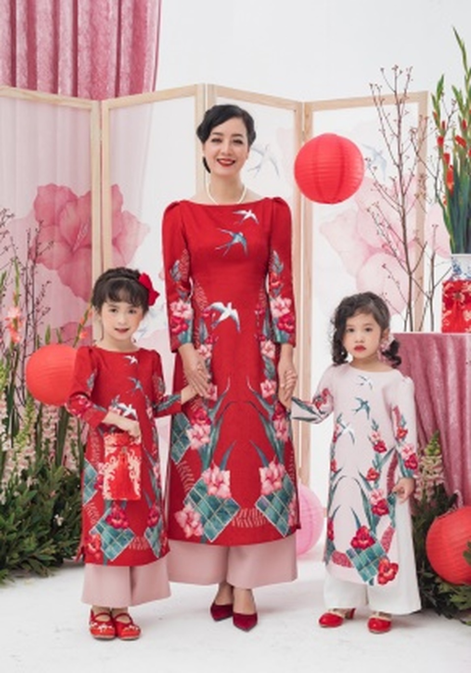 NSƯT Chiều Xuân diện áo dài Tết, khoe vẻ sang trọng ở tuổi 52 - 3 NSƯT Chiều Xuân diện áo dài Tết, khoe vẻ sang trọng ở tuổi 52 - 3