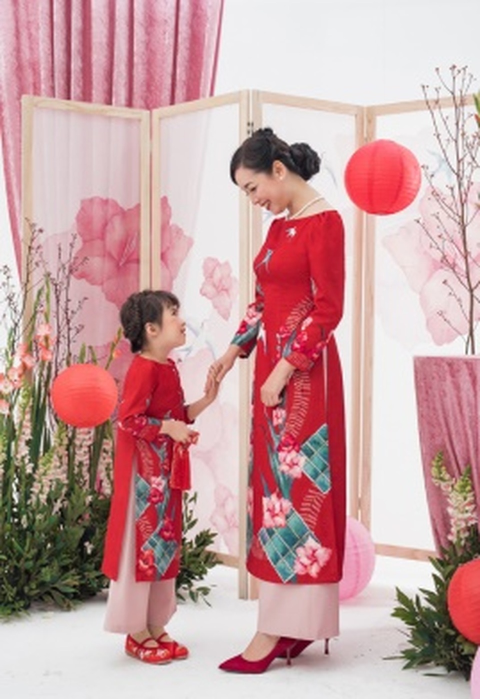 NSƯT Chiều Xuân diện áo dài Tết, khoe vẻ sang trọng ở tuổi 52 - 5 NSƯT Chiều Xuân diện áo dài Tết, khoe vẻ sang trọng ở tuổi 52 - 5