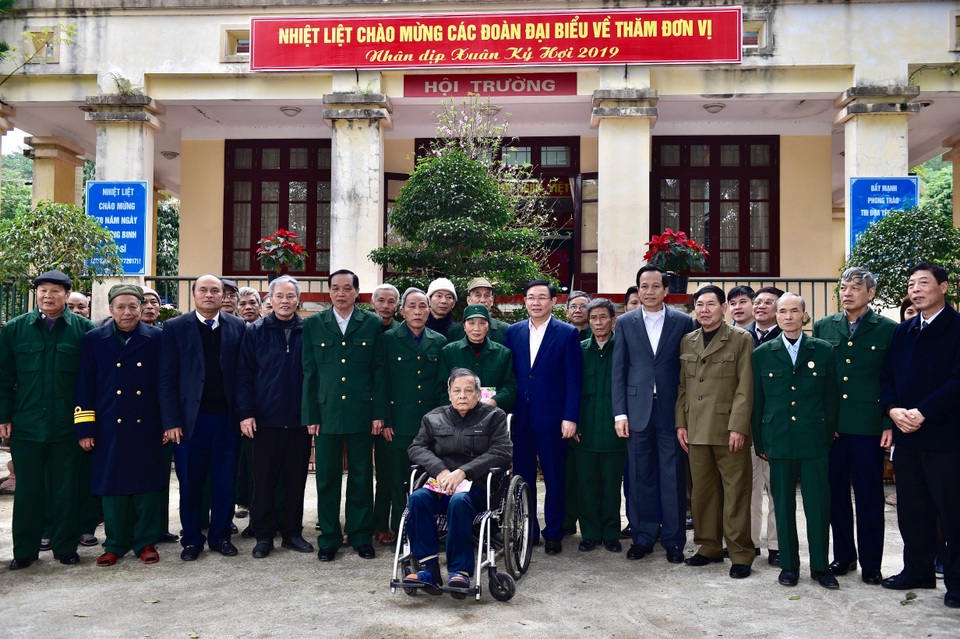 Phó Thủ tướng Vương Đình Huệ tặng quà Tết người có công, hộ nghèo tại Bắc Giang - 2 Phó Thủ tướng Vương Đình Huệ tặng quà Tết người có công, hộ nghèo tại Bắc Giang - 2