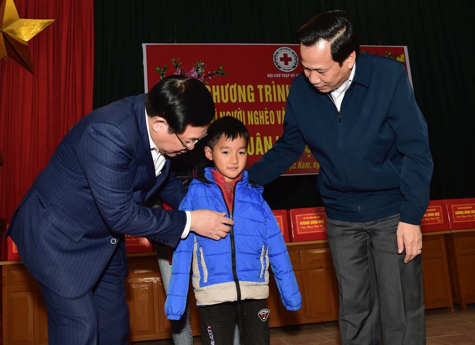Phó Thủ tướng Vương Đình Huệ tặng quà Tết người có công, hộ nghèo tại Bắc Giang - 3 Phó Thủ tướng Vương Đình Huệ tặng quà Tết người có công, hộ nghèo tại Bắc Giang - 3