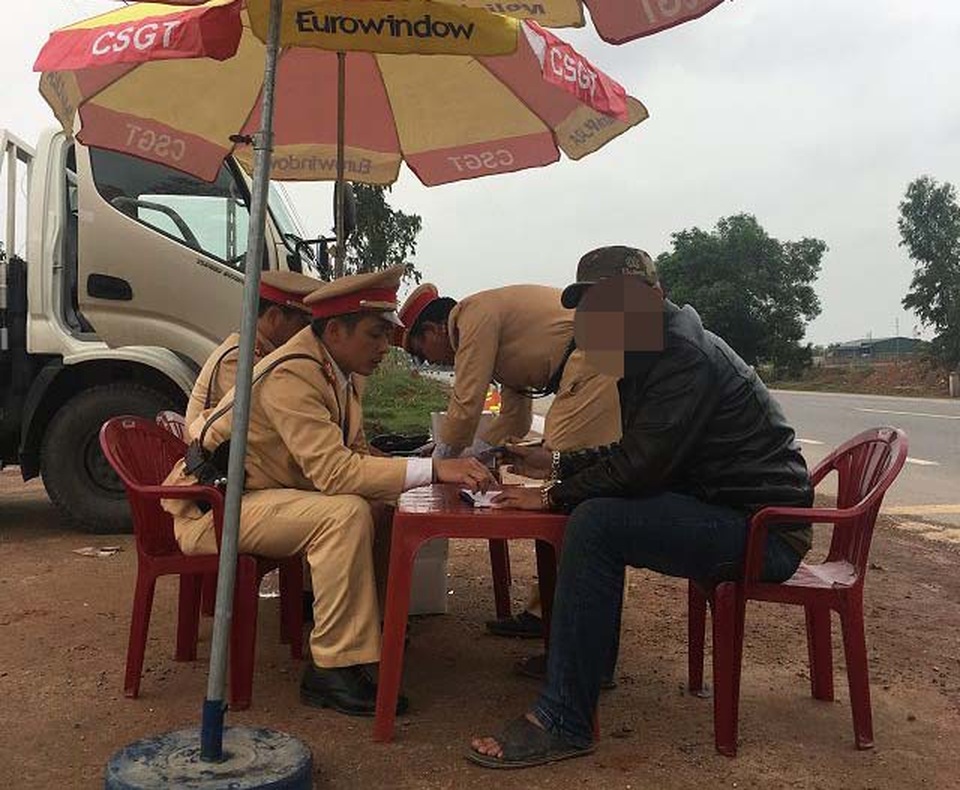 Bị phát hiện dương tính với ma túy, tài xế container khai có đập đá - 1 Bị phát hiện dương tính với ma túy, tài xế container khai có đập đá - 1