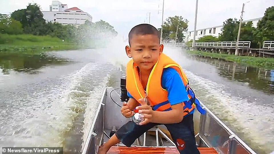 Thái Lan: Cậu bé 5 tuổi tự lái xuồng máy tới trường - 1 Thái Lan: Cậu bé 5 tuổi tự lái xuồng máy tới trường - 1