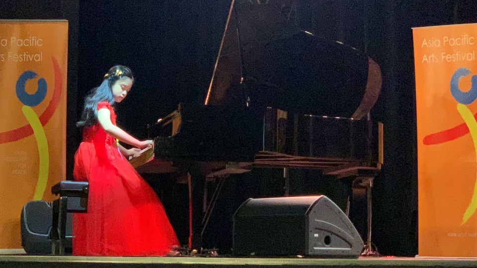 Cô gái xinh đẹp 12 tuổi với bảng vàng thành tích Piano Cô gái xinh đẹp 12 tuổi với bảng vàng thành tích Piano