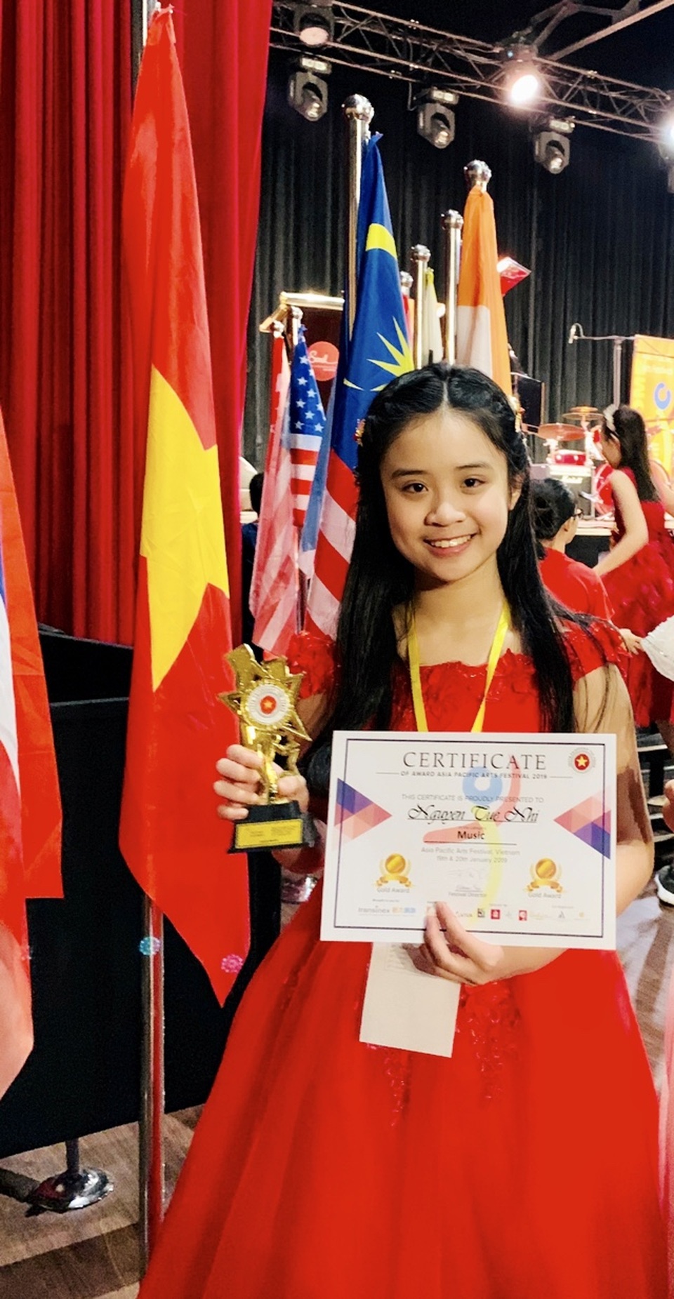 Cô gái xinh đẹp 12 tuổi với bảng vàng thành tích Piano Cô gái xinh đẹp 12 tuổi với bảng vàng thành tích Piano