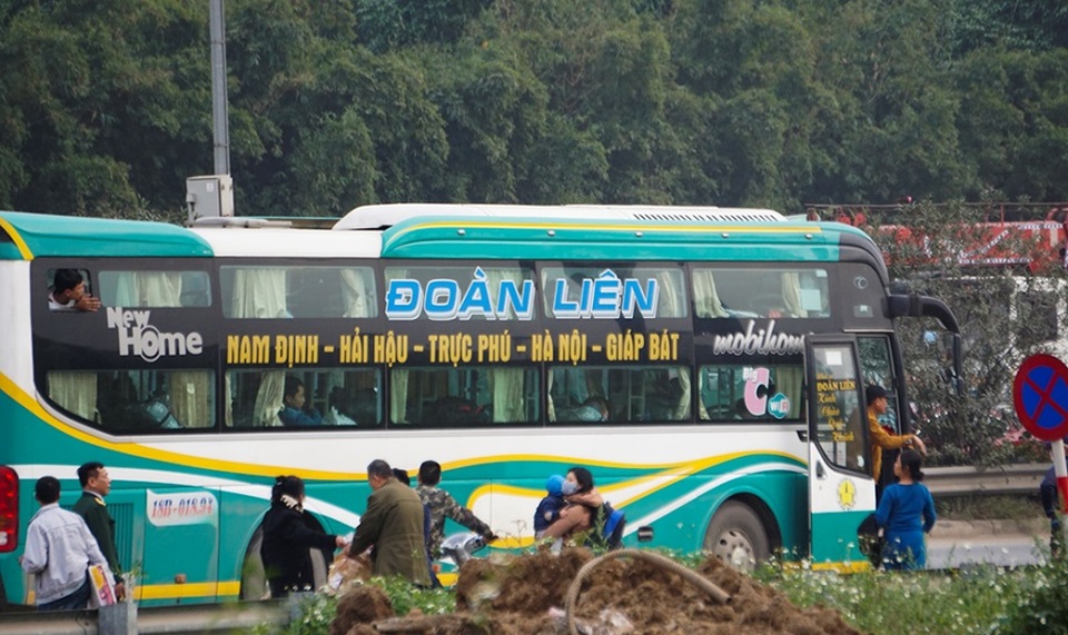 Hà Nội: Xe dù, bến cóc hoành hành dịp giáp Tết - 4 Hà Nội: Xe dù, bến cóc hoành hành dịp giáp Tết - 4