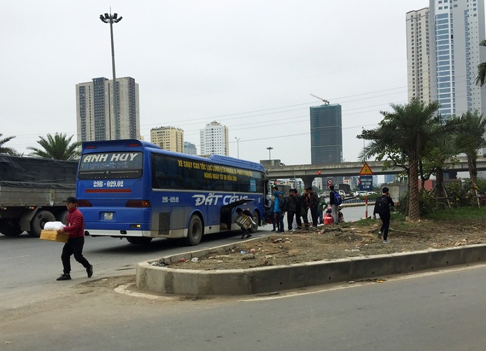Hà Nội: Xe dù, bến cóc hoành hành dịp giáp Tết - 5 Hà Nội: Xe dù, bến cóc hoành hành dịp giáp Tết - 5