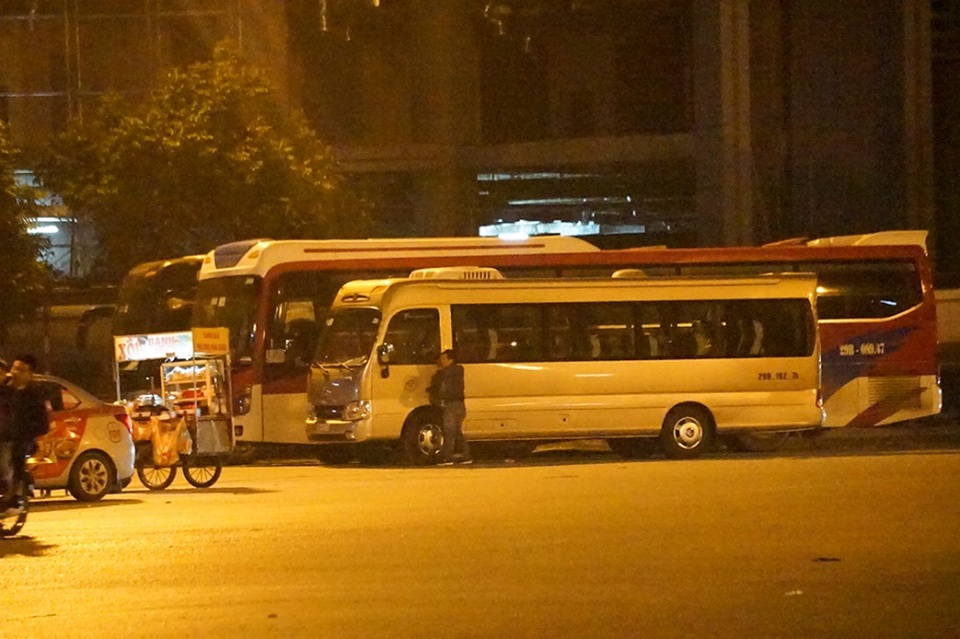 Hà Nội: Xe dù, bến cóc hoành hành dịp giáp Tết - 7 Hà Nội: Xe dù, bến cóc hoành hành dịp giáp Tết - 7
