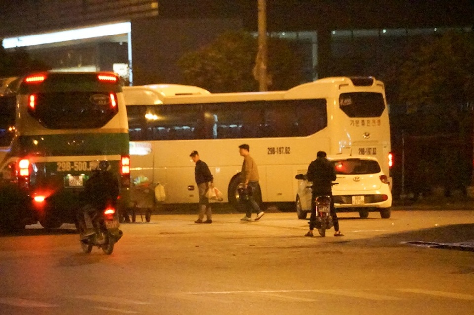 Hà Nội: Xe dù, bến cóc hoành hành dịp giáp Tết - 8 Hà Nội: Xe dù, bến cóc hoành hành dịp giáp Tết - 8