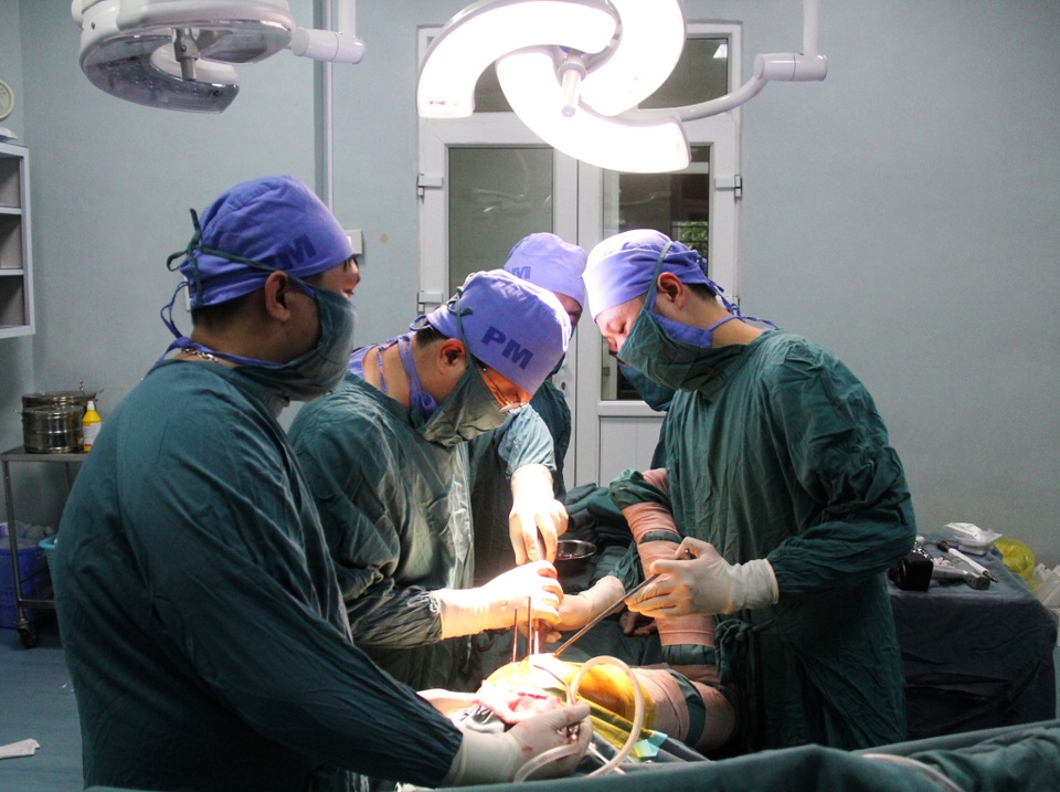 Anh Trần Quốc Long được phẫu thuật thay khớp miễn phí - 2 Anh Trần Quốc Long được phẫu thuật thay khớp miễn phí - 2