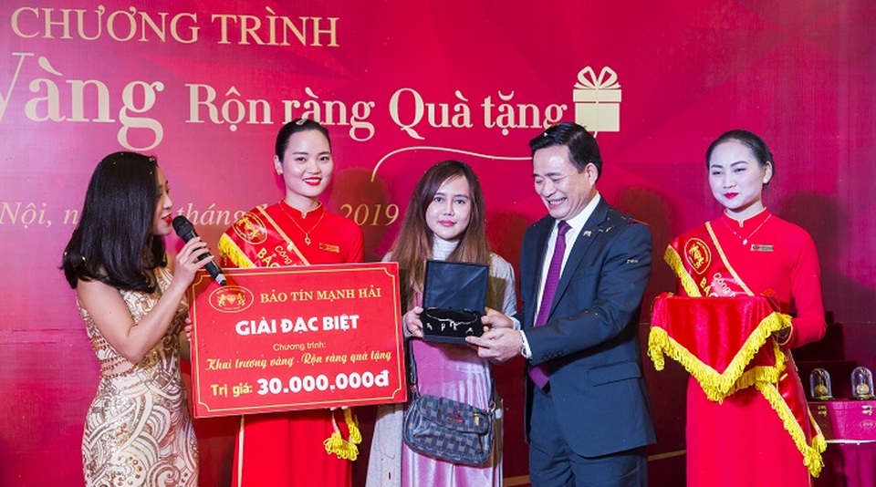Bảo Tín Mạnh Hải công bố kết quả chương trình bốc thăm: “Khai trương vàng, rộn ràng quà tặng” - 3 Bảo Tín Mạnh Hải công bố kết quả chương trình bốc thăm: “Khai trương vàng, rộn ràng quà tặng” - 3