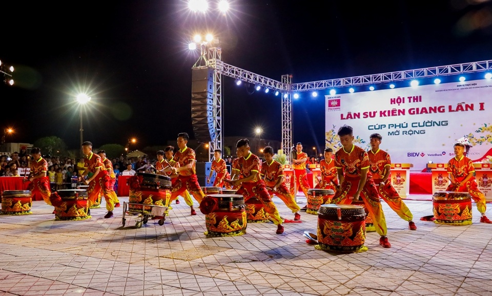 Kiên Giang: 34 đội lân sư quần hùng tranh tài mừng xuân Kỷ Hợi! - 3 Kiên Giang: 34 đội lân sư quần hùng tranh tài mừng xuân Kỷ Hợi! - 3