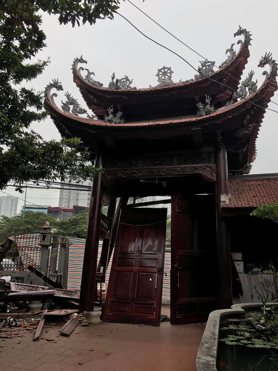 Hà Nội: Cổng chùa bị đâm đổ nát trong đêm - 3 Hà Nội: Cổng chùa bị đâm đổ nát trong đêm - 3