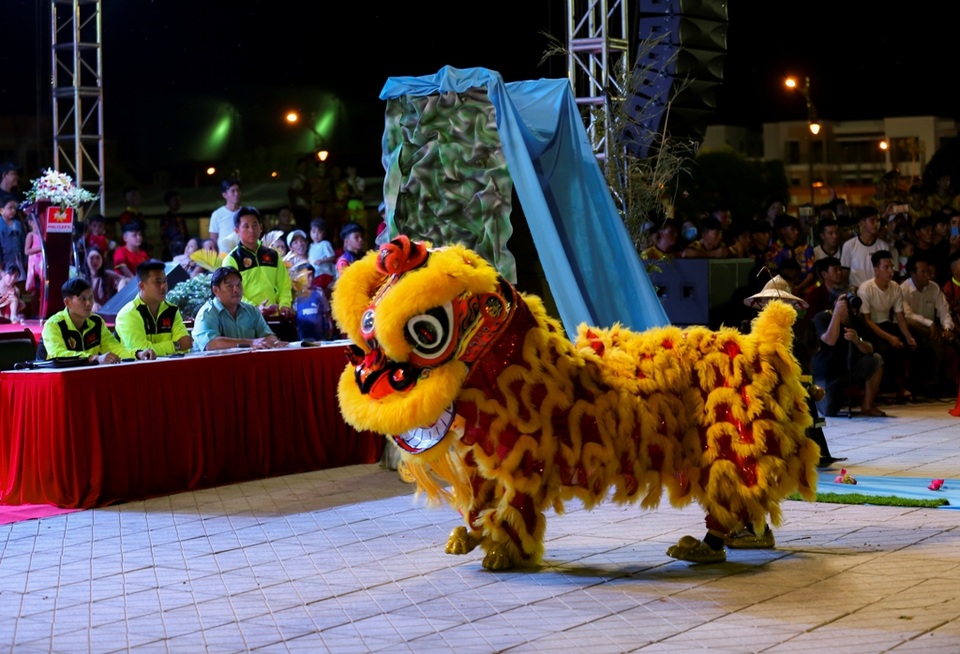 Kiên Giang: 34 đội lân sư quần hùng tranh tài mừng xuân Kỷ Hợi! - 4 Kiên Giang: 34 đội lân sư quần hùng tranh tài mừng xuân Kỷ Hợi! - 4