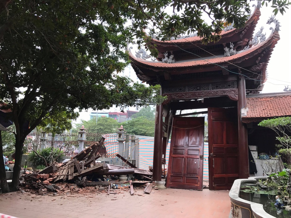 Hà Nội: Cổng chùa bị đâm đổ nát trong đêm - 1 Hà Nội: Cổng chùa bị đâm đổ nát trong đêm - 1