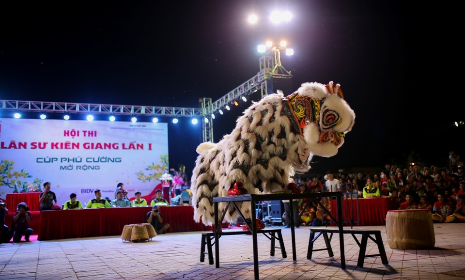 Kiên Giang: 34 đội lân sư quần hùng tranh tài mừng xuân Kỷ Hợi! - 7 Kiên Giang: 34 đội lân sư quần hùng tranh tài mừng xuân Kỷ Hợi! - 7