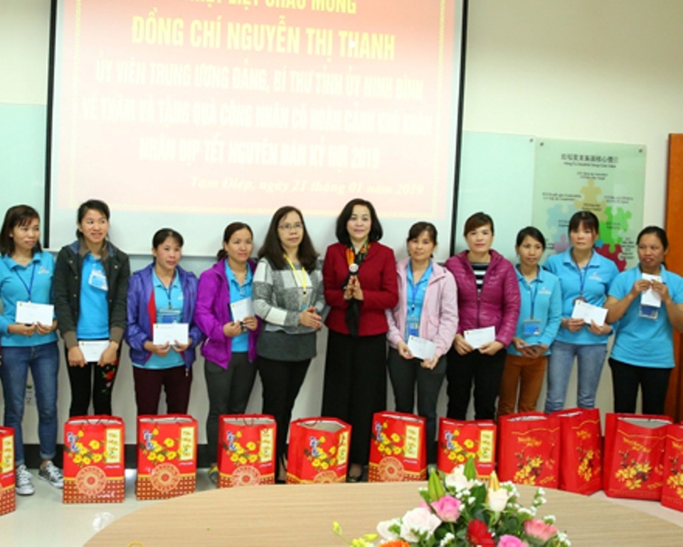 bí thư tặng quà cho công nhân.jpg bí thư tặng quà cho công nhân.jpg