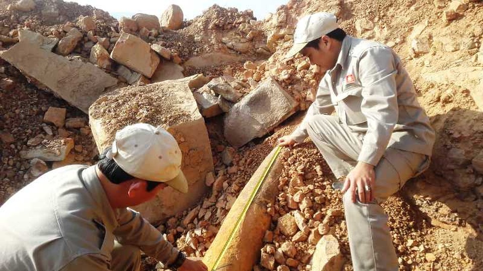 Phát hiện bom “khủng” gần cửa khẩu Lao Bảo - 1 Phát hiện bom “khủng” gần cửa khẩu Lao Bảo - 1