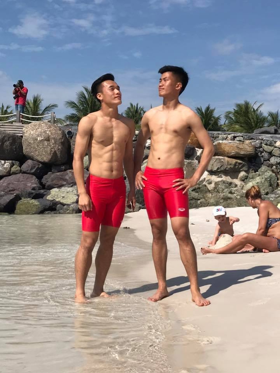 Thủ môn Bùi Tiến Dũng khoe cơ bắp cực phẩm khiến chị em mê mẩn - 4 Thủ môn Bùi Tiến Dũng khoe cơ bắp cực phẩm khiến chị em mê mẩn - 4