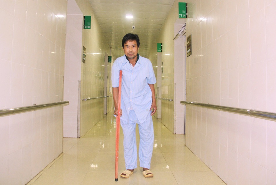Anh Trần Quốc Long được phẫu thuật thay khớp miễn phí - 3 Anh Trần Quốc Long được phẫu thuật thay khớp miễn phí - 3