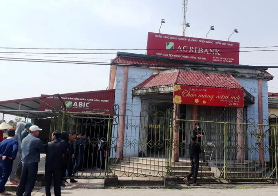 Bị truy cản, nghi can cướp ngân hàng dùng dao tấn công trưởng thôn - 2 Bị truy cản, nghi can cướp ngân hàng dùng dao tấn công trưởng thôn - 2