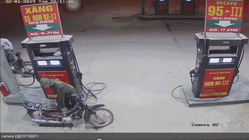 Oái oăm nam thanh niên bật lửa soi... bình xăng ngay trong cây xăng - 1 Oái oăm nam thanh niên bật lửa soi... bình xăng ngay trong cây xăng - 1