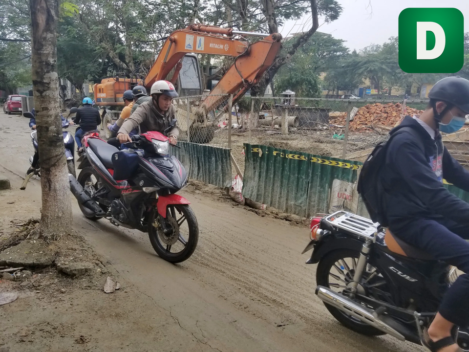 Sát Tết, người dân Huế ngán ngẩm nhìn những con đường nát bét - 10 Sát Tết, người dân Huế ngán ngẩm nhìn những con đường nát bét - 10