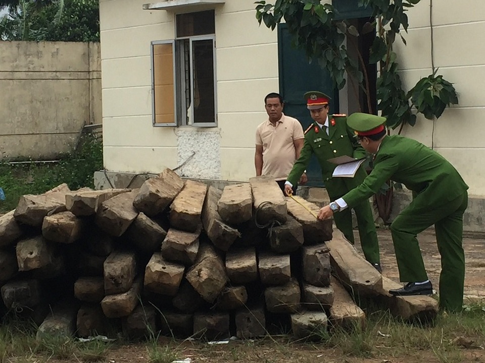Cất giấu 59 hộp gỗ lậu trong nhà vẫn bị phát hiện - 1