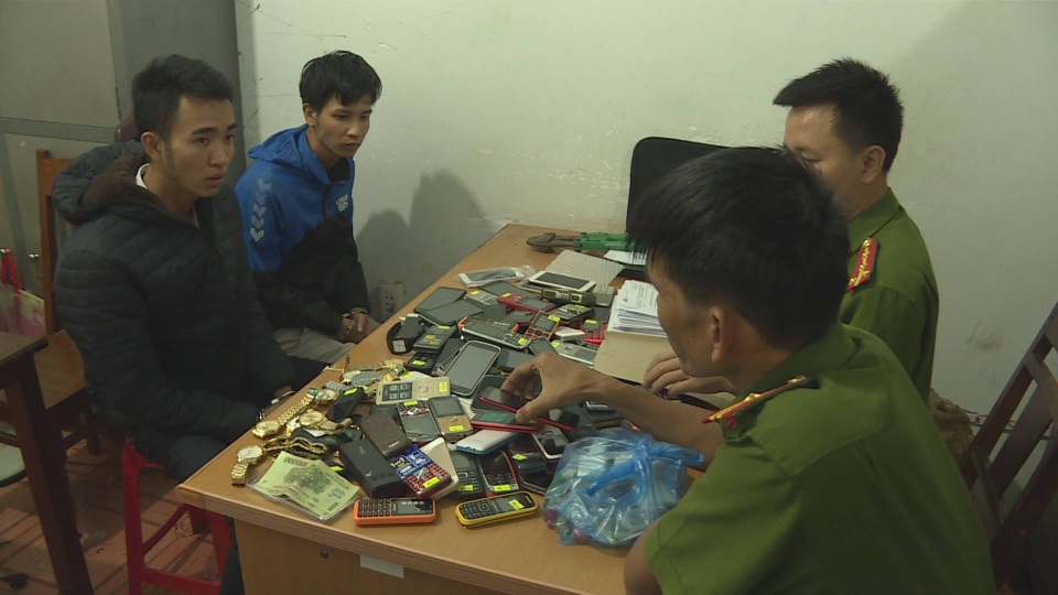 Đôi tình nhân cùng nhau trộm hơn 200 chiếc điện thoại - 1 Đôi tình nhân cùng nhau trộm hơn 200 chiếc điện thoại - 1