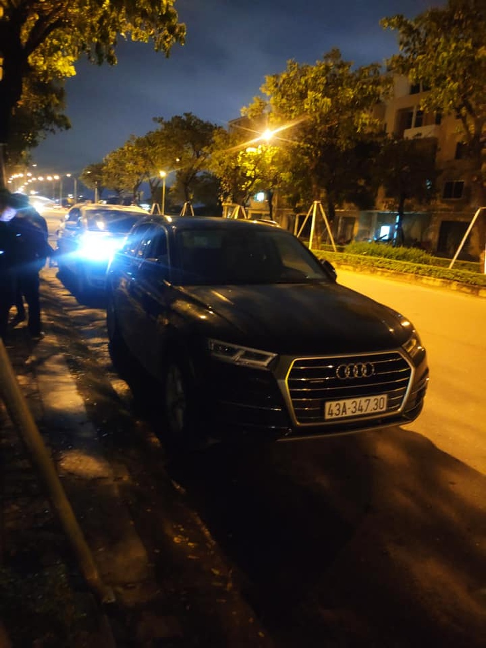 Đập nát cửa kính xe Audi Q5, lấy trộm 35 triệu đồng - 2 Đập nát cửa kính xe Audi Q5, lấy trộm 35 triệu đồng - 2