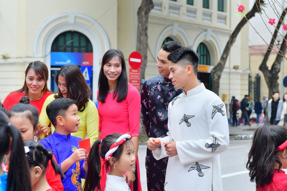 Hoa hau Dinh Trong Van Quyet 16.jpg Hoa hau Dinh Trong Van Quyet 16.jpg